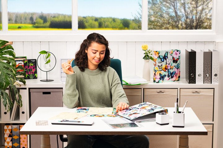 Skolemateriell med permer, bokbind og produkter til organisering